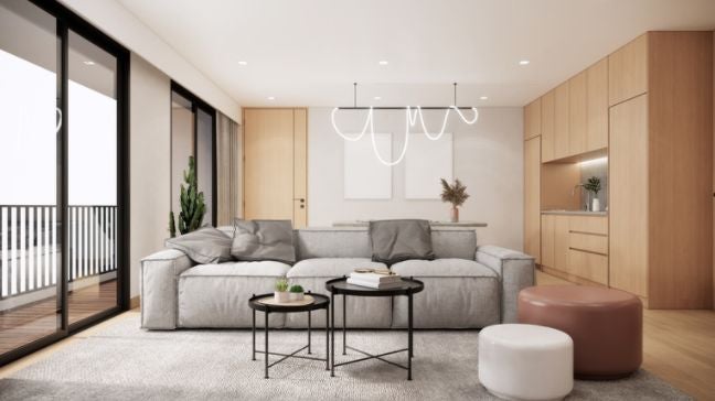 平頂天花與木質家具、布質沙發、皮革矮凳