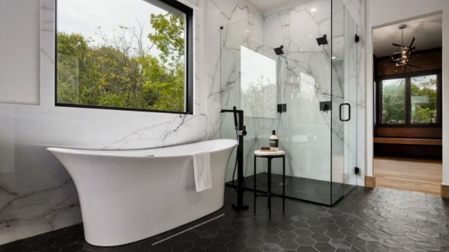 鋪在浴室的黑色防滑磁磚