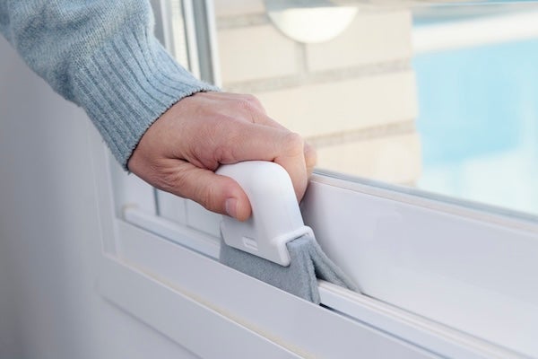 步驟1. 先清除窗框與窗溝的灰塵