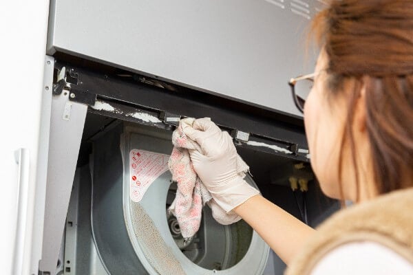 擦拭抽油煙機內部髒污