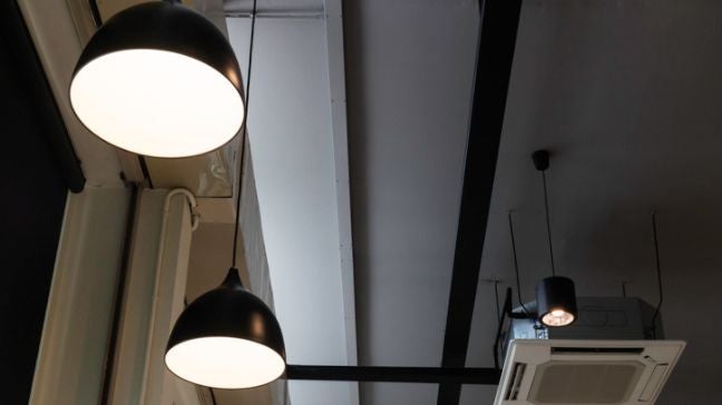 吊燈與軌道燈，裸露的吊隱式冷氣