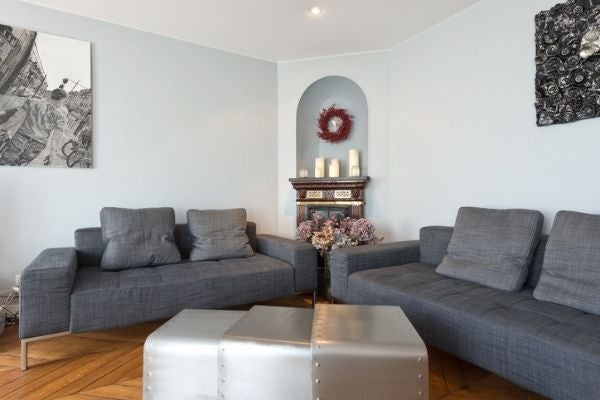 靠牆擺放的灰色沙發。