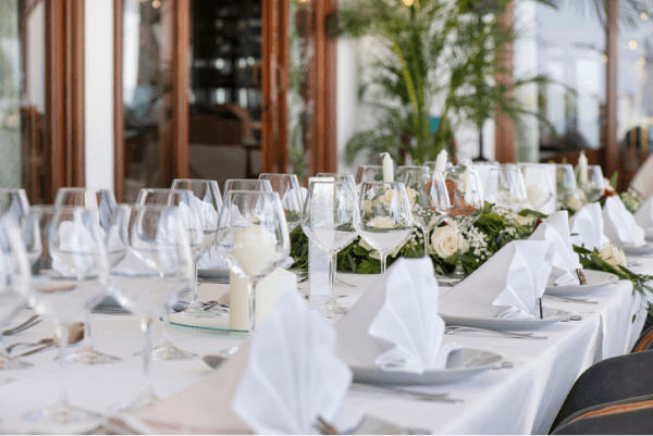 婚禮座位表安排指南，教您賓客桌與主桌座位安排