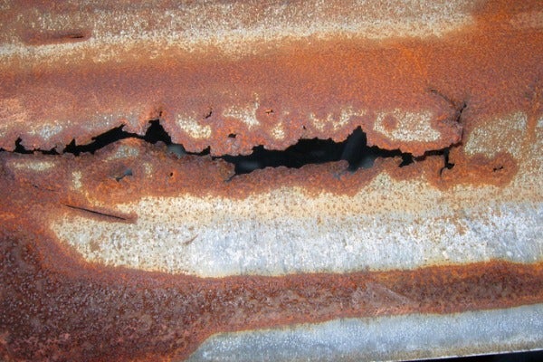 1.屋頂鐵皮或固定螺絲因潮濕鏽蝕