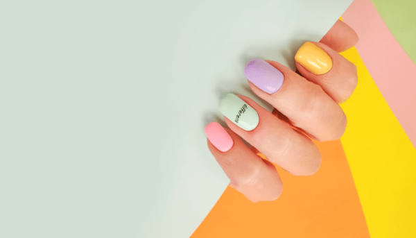 今年最受歡迎的美甲款式，經典與流行趨勢一覽