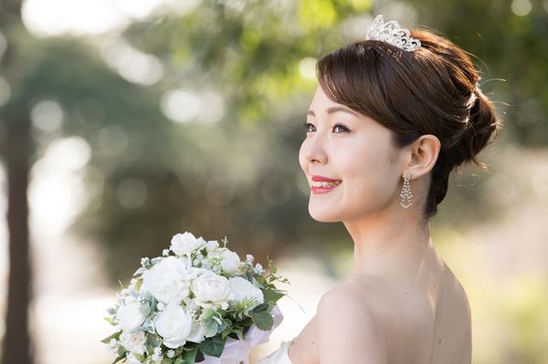 打造女王般的新娘皇冠造型，皇冠髮飾的穿戴技巧與靈感