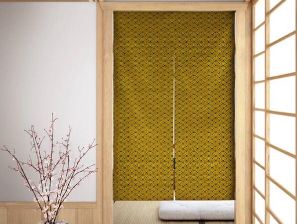 ▲在房間門口加裝長型門簾，能有效化解鬥口煞。