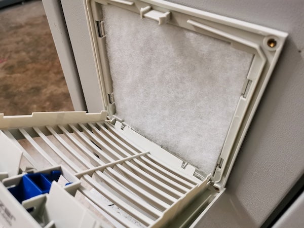 除濕機內部的冷凝鰭片和風鼓要如何清理？