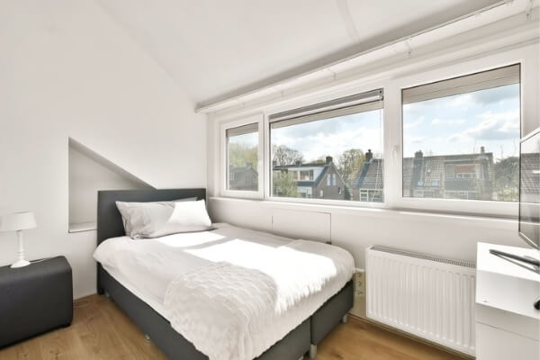 3.床墊靠牆讓動線更順暢
