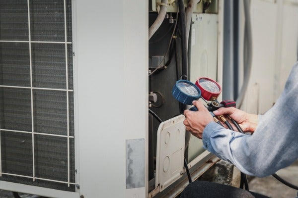 ▲分離時冷氣拆除前，需要先進行冷媒回收避免拆除時冷媒外洩。