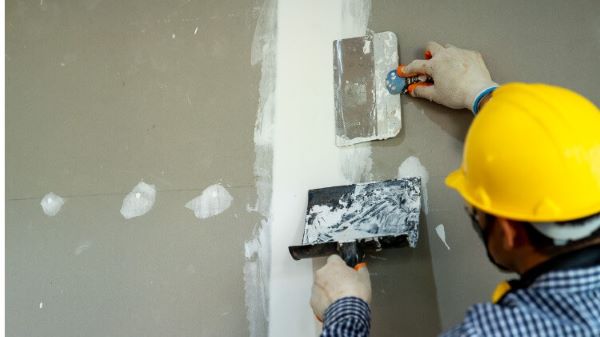 ▲如果牆面有坑洞或縫隙，要先施作批土使牆面平整