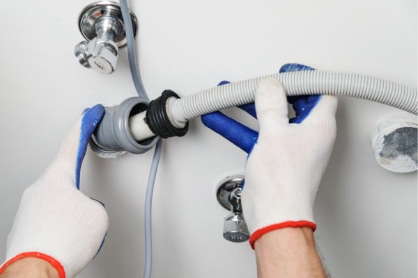 洗衣機搬運流程-移除水管與電源