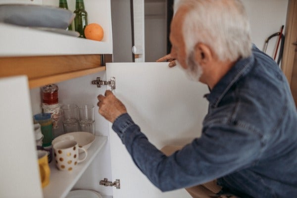 修理廚櫃門鉸鍊