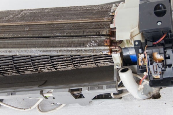 ▲冷氣內部會累積大量髒污，需要定時深層清洗