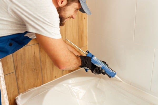 以矽利康填補浴缸周邊縫隙