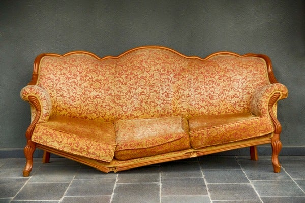 底部骨架斷裂的沙發