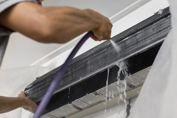 以高壓水柱沖洗冷氣室內機