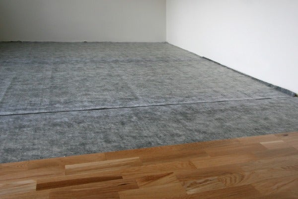 鋪設實木地板前，需要先鋪上隔音軟墊