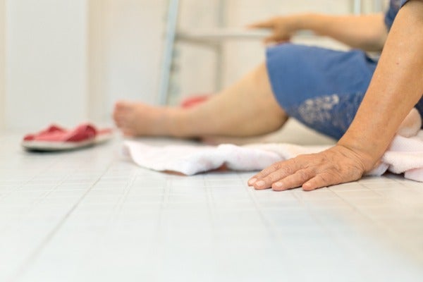 長輩在浴室滑倒受傷