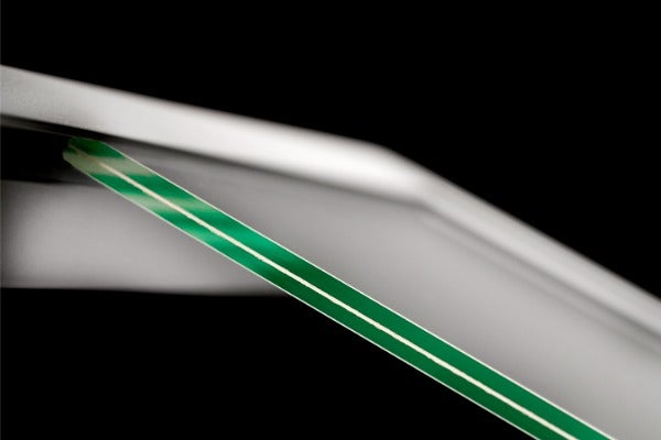 夾層玻璃是以兩片玻璃製成，安全性較高