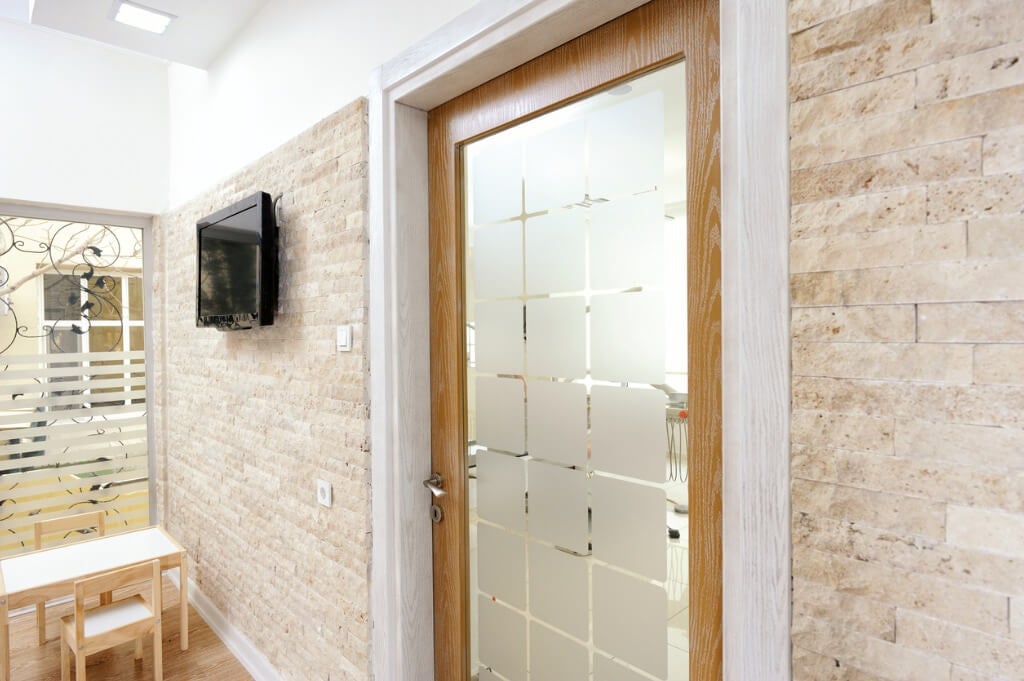 文化石電視牆：米白文化石牆老屋