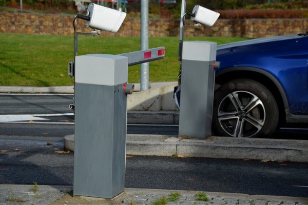 ▲停車場車牌辨識設備與進出柵欄機