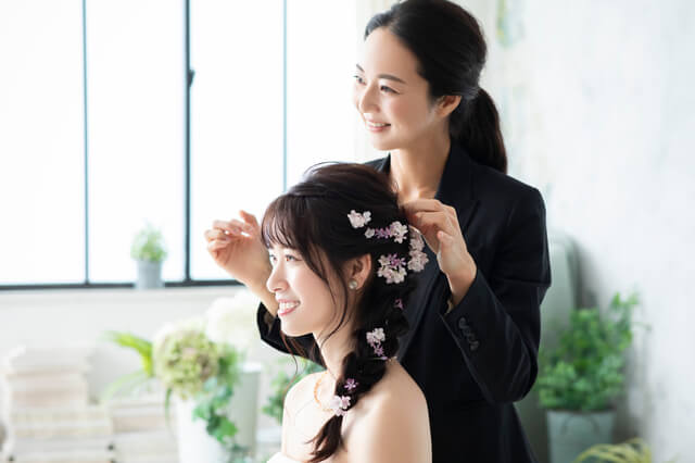 婚禮顧問會提供不同的首飾、花飾供新人租借