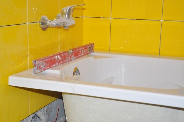 以水平儀測量浴缸