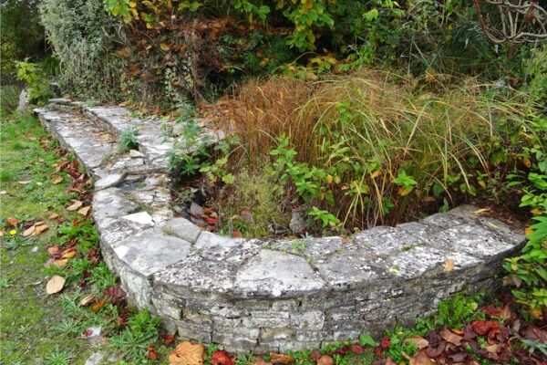 ▲過於茂盛的雜草會破壞園藝景觀