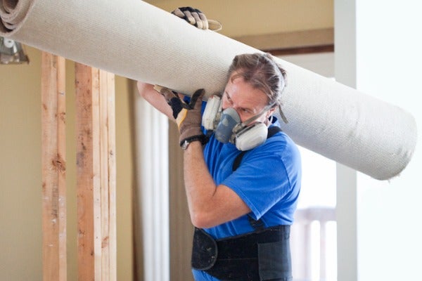 如果無法配合環保局或各區清潔隊的清運時間，可以請垃圾回收業者回收舊地毯