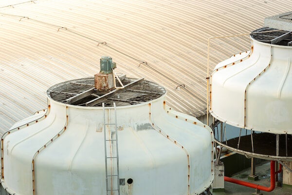 中央空調系統 與機具系統設備的冷卻水塔需要定期請清潔公司清洗