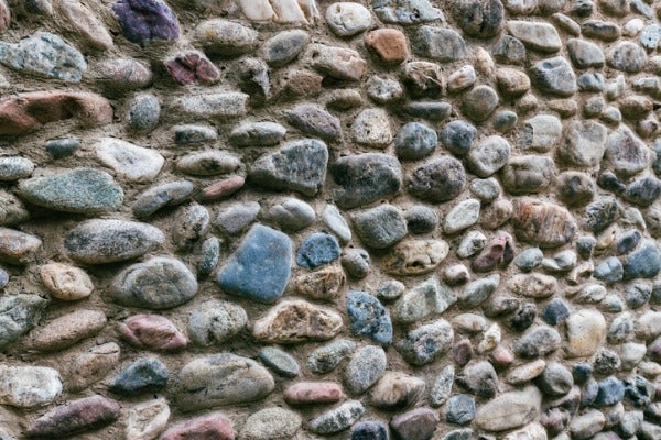 洗石子牆面完工後可噴塗防護劑或防水膠，減少日後清洗時的難度