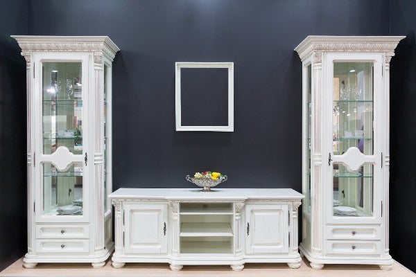 白色木質玻璃展示櫃