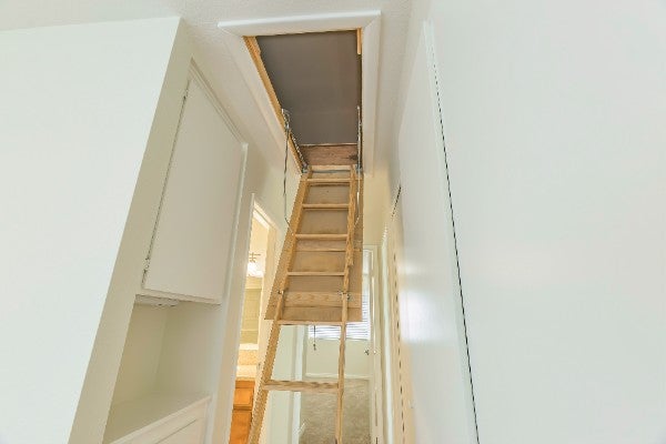 長形天花板收納空間