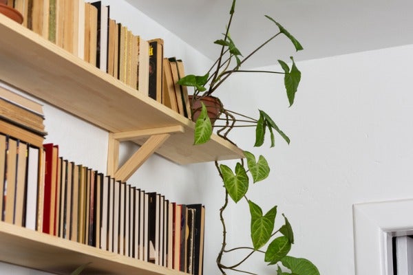 以層架取代置頂式書櫃