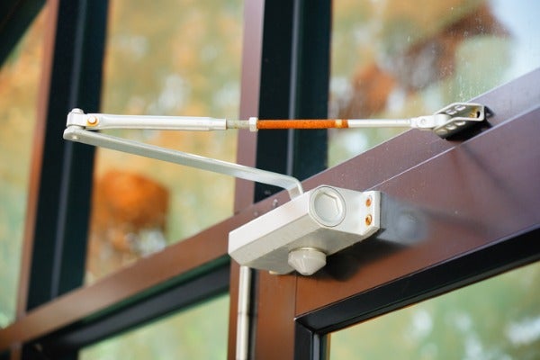 安裝90° 推開自動門機組前，服務人員會先至現場評估