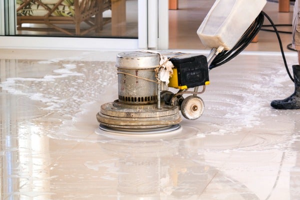 以磁磚清潔劑清洗磁磚上的髒污