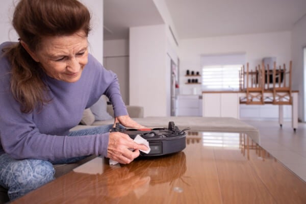 擦拭掃地機器人的感測器