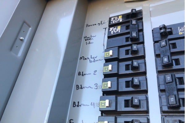 配電箱更換施工流程：無熔絲開關