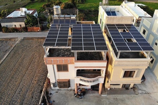 建置太陽能系統的好處：屋頂太陽能板