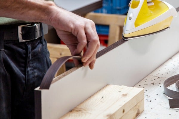 以加熱方式進行木板貼皮