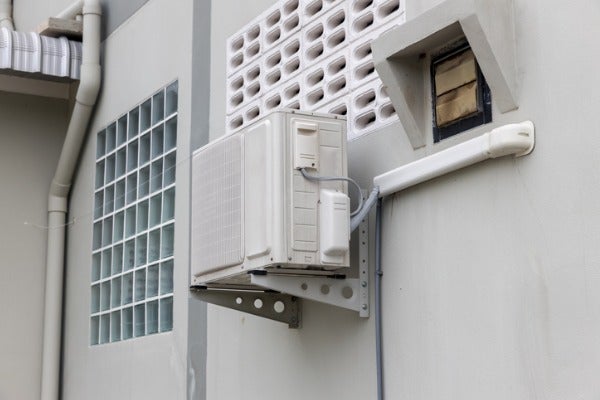 大樓的窗型冷氣預留口