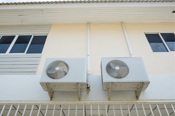 若室外機安裝在房屋外牆，在維修保養上會較為困難