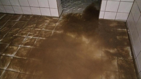 長期未清洗的水塔內累積了許多污垢，嚴重影響水質。