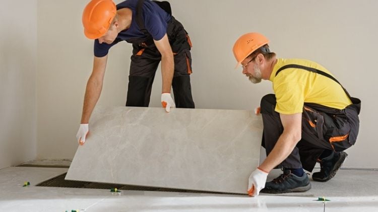 師傅正在安裝大片地板磁磚