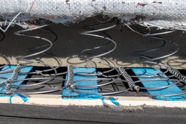 如果受到重壓，獨立筒彈簧歪斜情況會比連結式彈簧嚴重