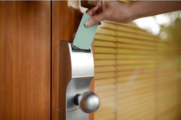 電子鎖距離玻璃過近