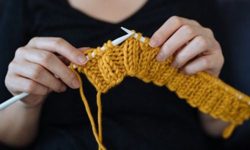進行棒針編織的雙手