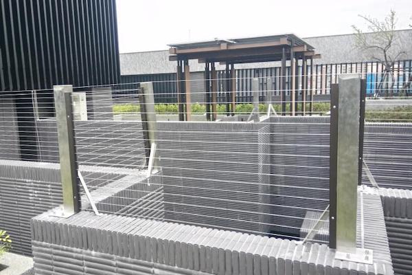 安裝隱形鐵窗時需視施工現場狀況調整安裝方式，並依照施工現場狀況調整工法