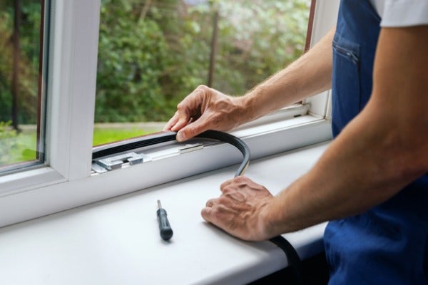 窗邊膠邊硬化更換費用：更換老舊膠邊